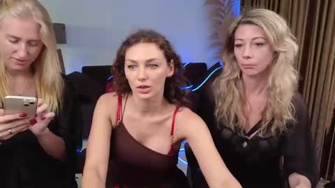 Snapshot of goddess_marylin chatting on 12.19.24   330 UTC2 girls   online show from 12.19.24