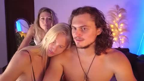 Snapshot of goddess_marylin chatting on 01.22.25   330 UTC2 girls   online show from 01.22.25