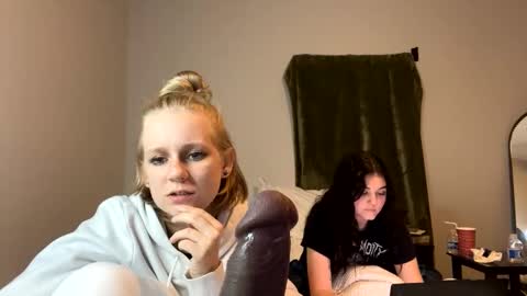 Snapshot of goddessfeyaa chatting on 12.15.24 feyaa22 online show from 12.15.24