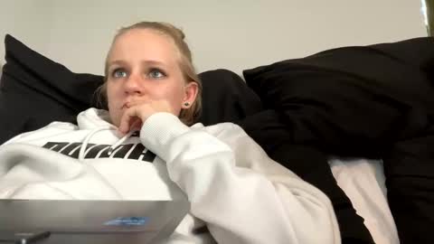 Snapshot of goddessfeyaa chatting on 12.15.24 feyaa22 online show from 12.15.24
