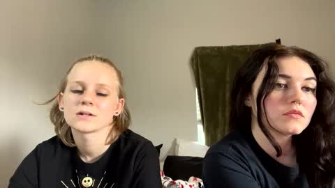 Snapshot of goddessfeyaa chatting on 12.20.24 feyaa22 online show from 12.20.24