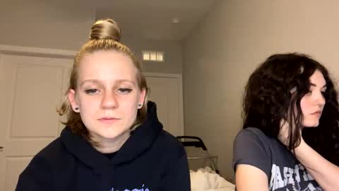 Snapshot of goddessfeyaa chatting on 01.28.25 feyaa22 online show from 01.28.25