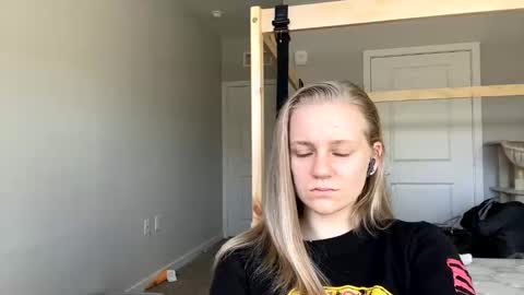 Snapshot of goddessfeyaa chatting on 02.17.25 feyaa22 online show from 02.17.25