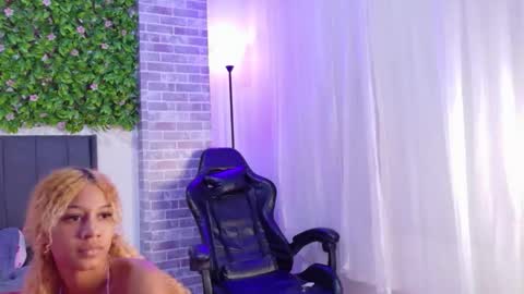 Snapshot of goldenluna chatting on 09.11.25 Moon online show from 09.11.25