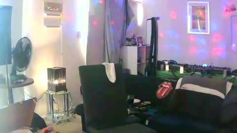 Snapshot of goldyguy011 chatting on 01.28.25 goldyguy011 online show from 01.28.25