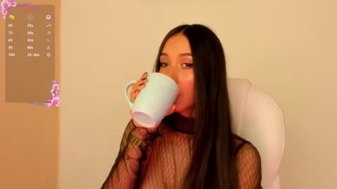 Snapshot of gorgeous_brunette chatting on 09.11.25 Rose online show from 09.11.25