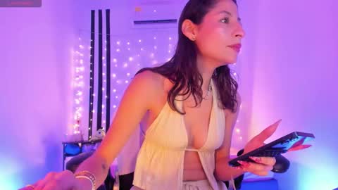 i am Jessi  I love animals and drawing I hope to get along with everyone. XOXO online show from 02.28.26