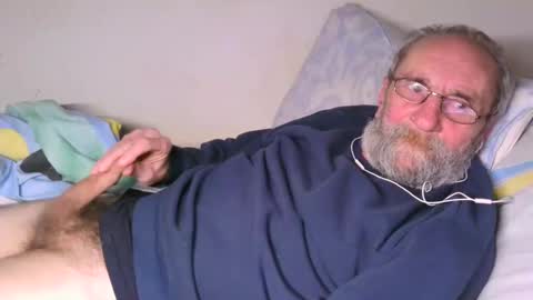 Snapshot of grandpa_mark chatting on 02.11.25 Mark online show from 02.11.25