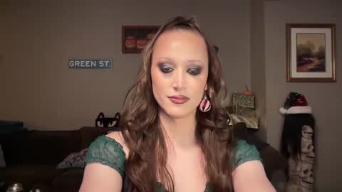 Snapshot of greenxxxqueen chatting on 12.08.24 SexQueen Nikki online show from 12.08.24