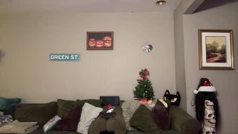 Snapshot of greenxxxqueen chatting on 12.23.24 SexQueen Nikki online show from 12.23.24