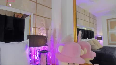 Snapshot of gretavelvet chatting on 10.18.25 Greta Velvet online show from 10.18.25