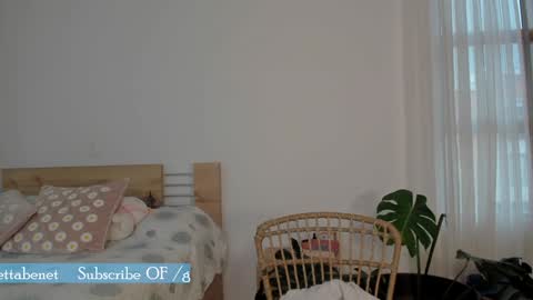 Snapshot of grettabenett_ chatting on 12.26.24 Gretta online show from 12.26.24