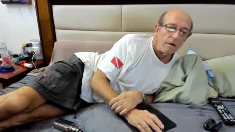 Snapshot of greyishere chatting on 12.04.24 Grey.  If viewing your cam I am more likely to stay if you show your face. online show from 12.04.24