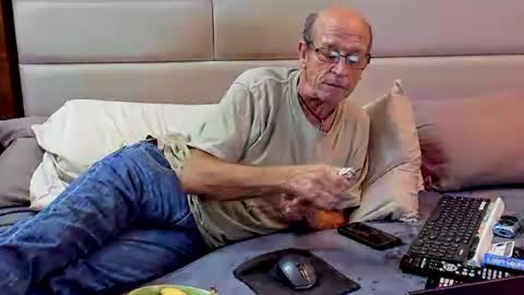 Snapshot of greyishere chatting on 02.19.25 Grey.  If viewing your cam I am more likely to stay if you show your face. online show from 02.19.25