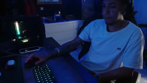 Snapshot of guayaco_ chatting on 11.18.25 Guayaco online show from 11.18.25