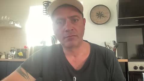 Snapshot of guil0 chatting on 10.04.25 guil0 online show from 10.04.25