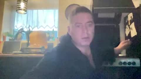 Snapshot of guil0 chatting on 11.12.25 guil0 online show from 11.12.25
