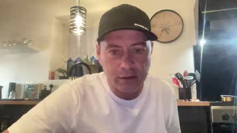 Snapshot of guil0 chatting on 01.11.26 guil0 online show from 01.11.26