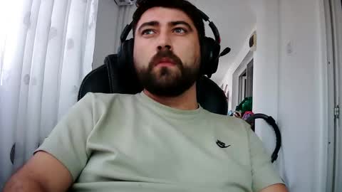 Snapshot of guliverreal chatting on 12.14.25 guliverreal online show from 12.14.25