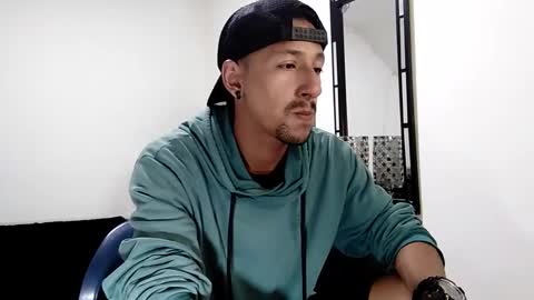 Snapshot of guykarim chatting on 01.11.25 karim online show from 01.11.25