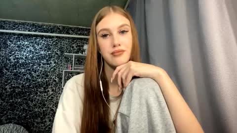 Snapshot of gwenmestayer chatting on 10.11.25 Gwen online show from 10.11.25