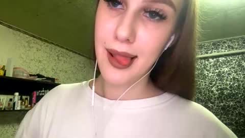 Snapshot of gwenmestayer chatting on 10.13.25 Gwen online show from 10.13.25