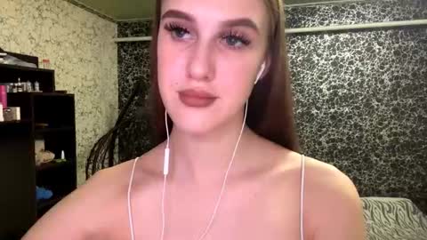 Snapshot of gwenmestayer chatting on 10.20.25 Gwen online show from 10.20.25
