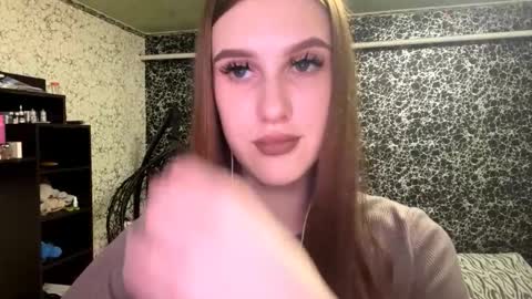 Snapshot of gwenmestayer chatting on 10.21.25 Gwen online show from 10.21.25
