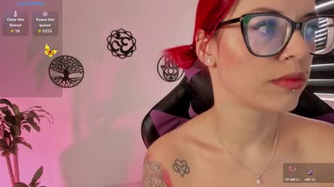 Snapshot of haileebeer_ chatting on 09.29.25 Hailee online show from 09.29.25