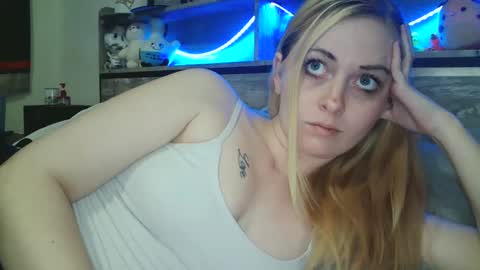 Snapshot of haileyakuma69 chatting on 02.11.25 Hailey and d online show from 02.11.25