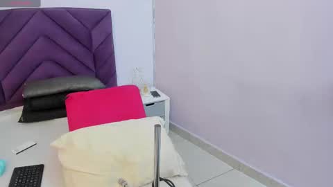 haileystonei online show from 02.17.25