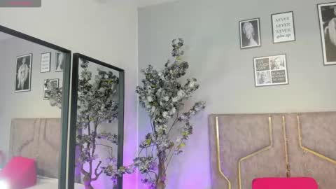 haileystonei online show from 11.04.25