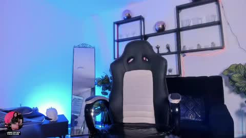 Snapshot of halley_ravenn chatting on 05.25.26 halley_ravenn online show from 05.25.26