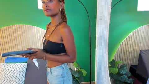 Halley Lorens online show from 09.27.25