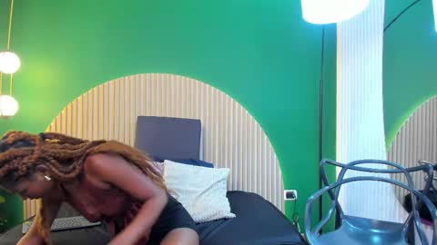 Halley Lorens online show from 12.02.25