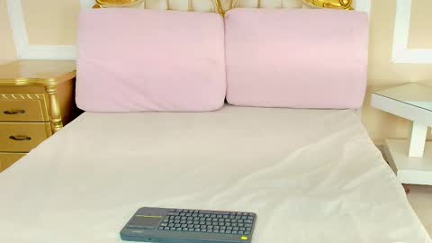 Hallie Stone online show from 01.10.26