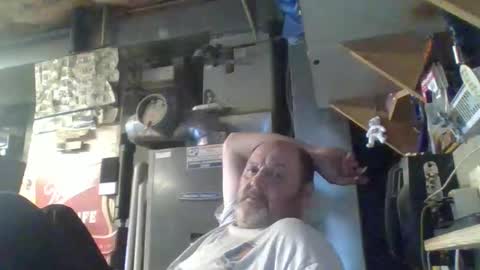 Snapshot of handiemanhere chatting on 10.08.25 naked man online show from 10.08.25