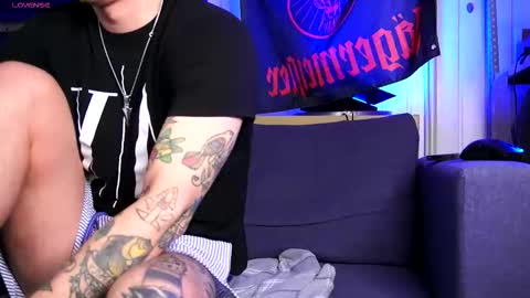 Snapshot of handsomebf chatting on 10.31.25 The One online show from 10.31.25