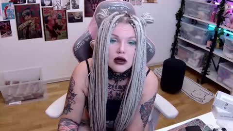 Snapshot of hannah_chaos chatting on 10.19.25 Hannah online show from 10.19.25