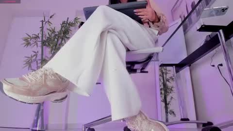 HANNAH HOWELL online show from 11.04.25