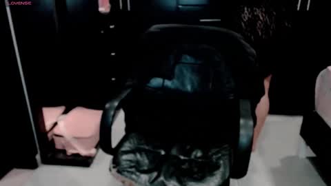 Snapshot of hannah_v chatting on 11.17.25 hannah_v online show from 11.17.25