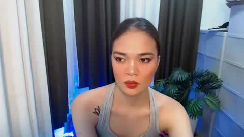 Snapshot of hannahforyou chatting on 06.12.26 HANNAH online show from 06.12.26