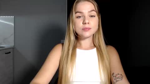 Snapshot of happy_fox_ chatting on 09.17.25 happy_fox_ online show from 09.17.25