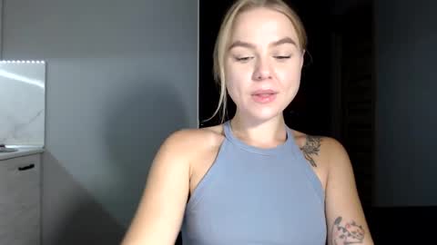 Snapshot of happy_fox_ chatting on 10.01.25 happy_fox_ online show from 10.01.25