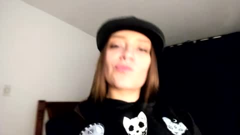 Snapshot of hat_girlx chatting on 06.25.26 Nicole Dior online show from 06.25.26