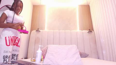 Snapshot of hazel_kataleya chatting on 05.19.26 kataleya online show from 05.19.26
