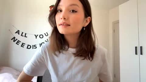 Snapshot of hazelhartshorn chatting on 05.06.26 Kira online show from 05.06.26