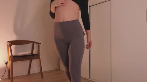 Snapshot of hee_jeen chatting on 12.20.24 Jeen online show from 12.20.24