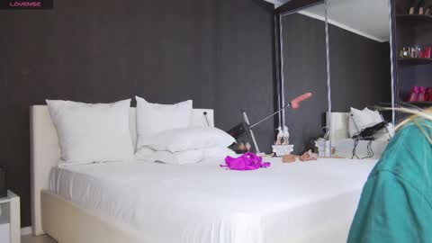 Helen online show from 02.22.26