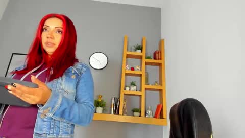Snapshot of helenaduque_ chatting on 09.19.25 Helena online show from 09.19.25